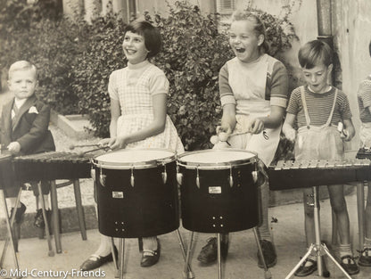 Drumming Kids, 1940er S/W Aufnahme auf schwerer Holztafel, 111 x 101 cm