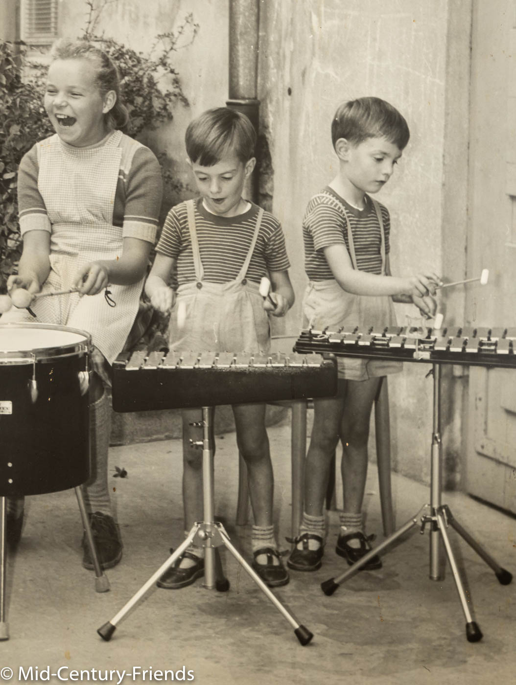 Drumming Kids, 1940er S/W Aufnahme auf schwerer Holztafel, 111 x 101 cm