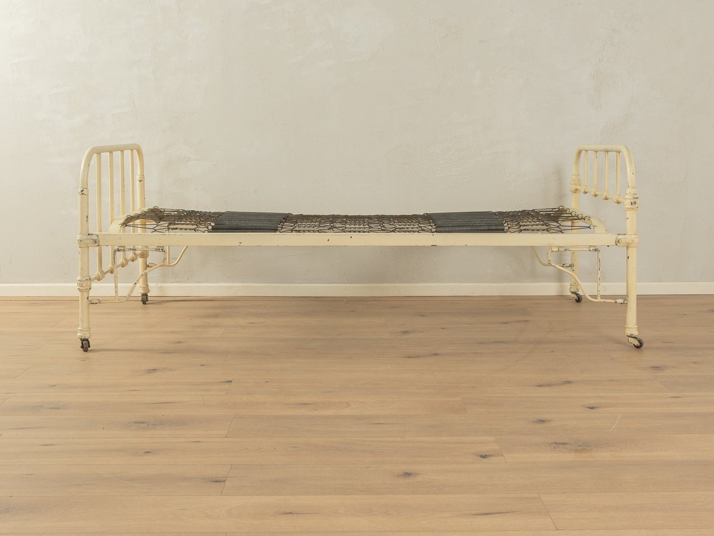 1920er Jahre Bett - Mid Century Friends - Vintage - Retro - Mid Century