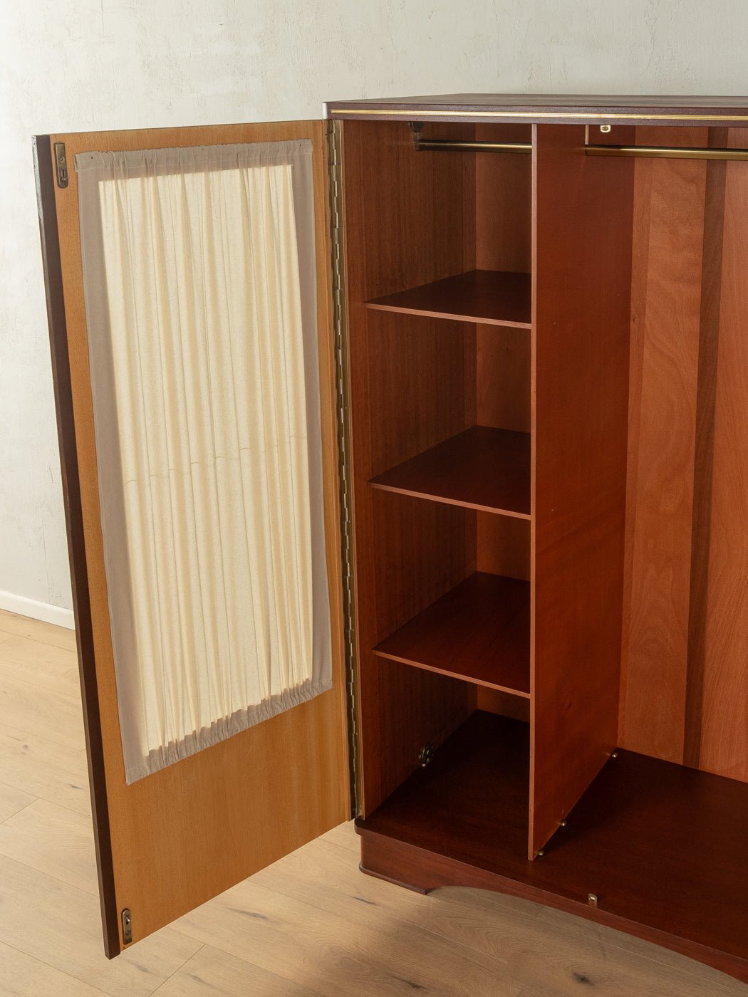 1950er Jahre Kleiderschrank - Mid Century Friends - Vintage - Retro - Mid Century
