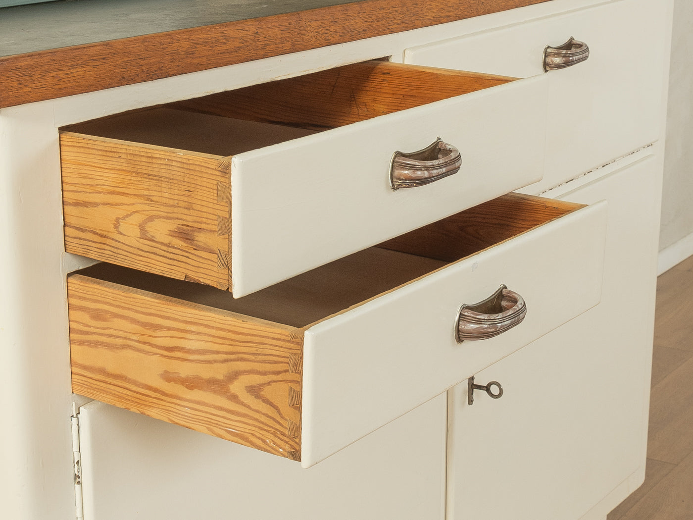 Art Déco Küchenschrank