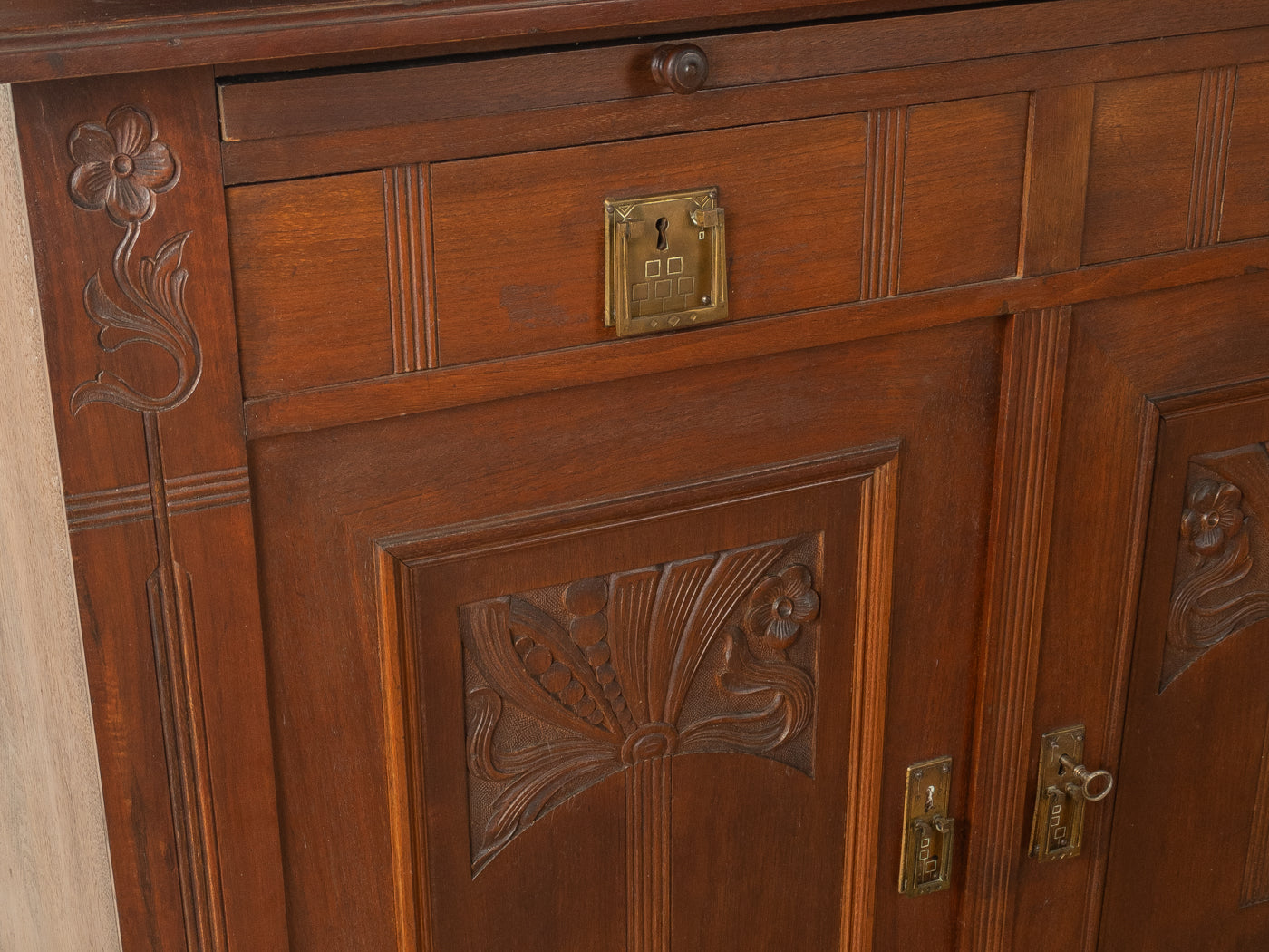 Art nouveau showcase
