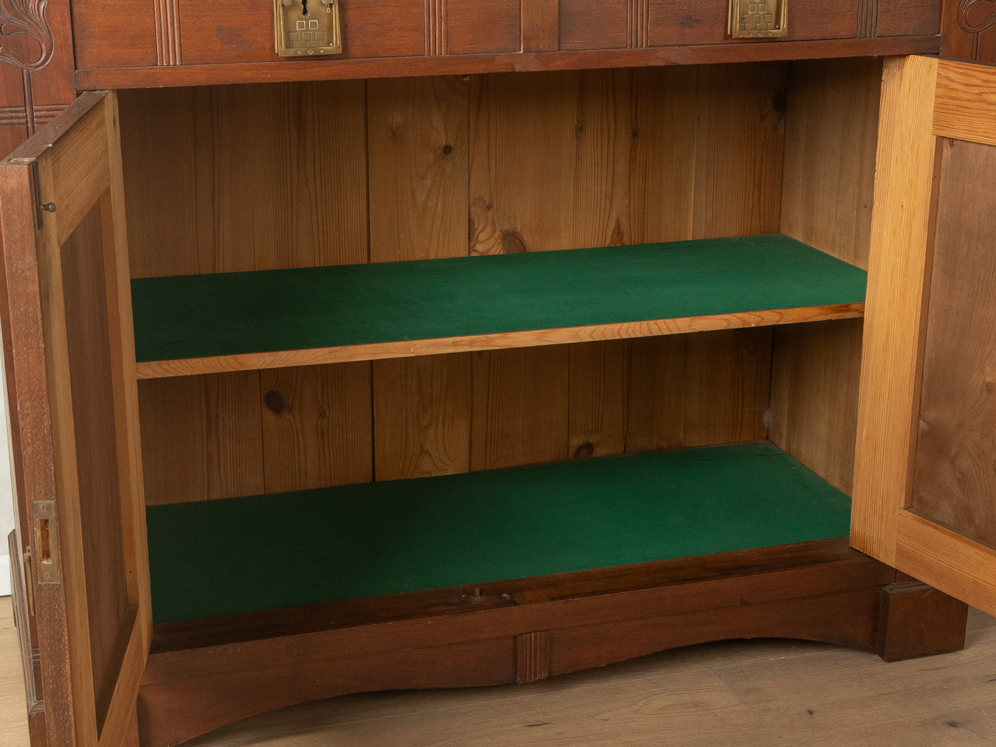 Art nouveau showcase