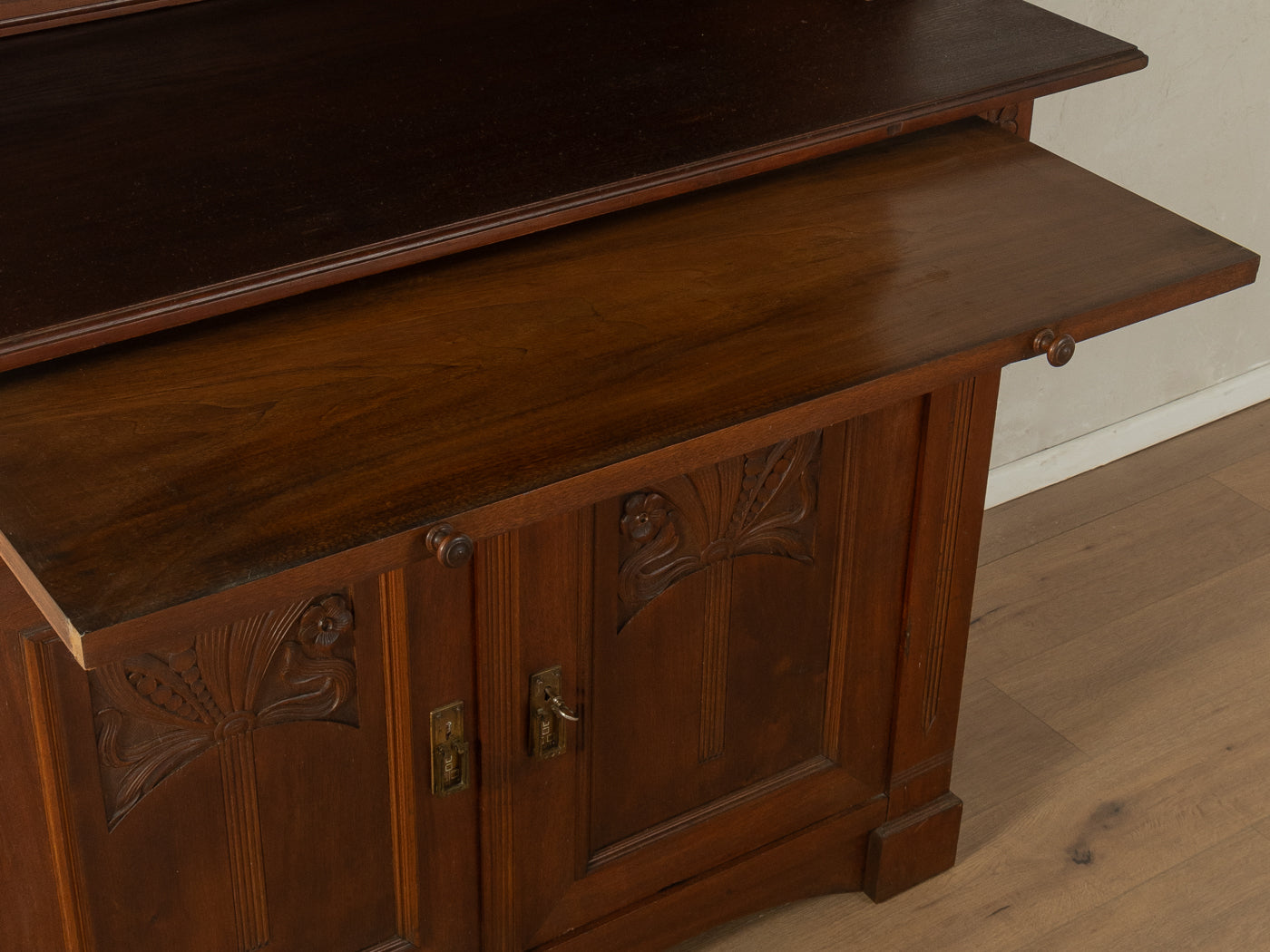 Art nouveau showcase