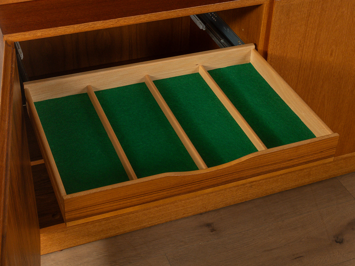 1960s dresser, Omann Jun.