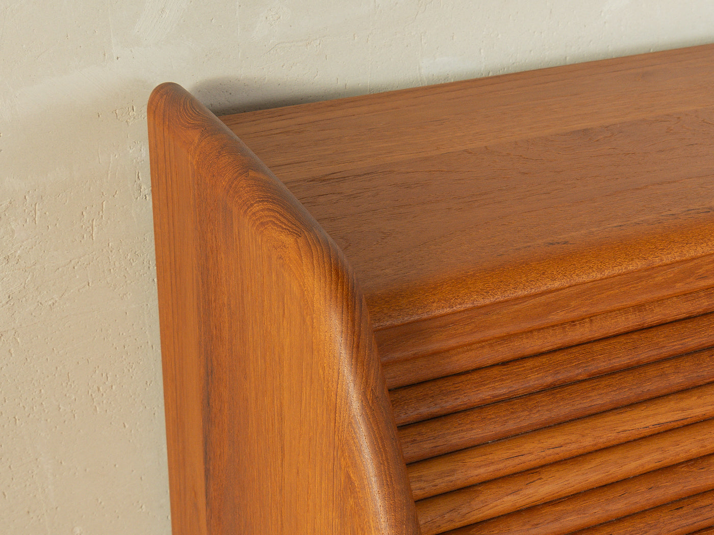 1980s bureau, Dyrlund