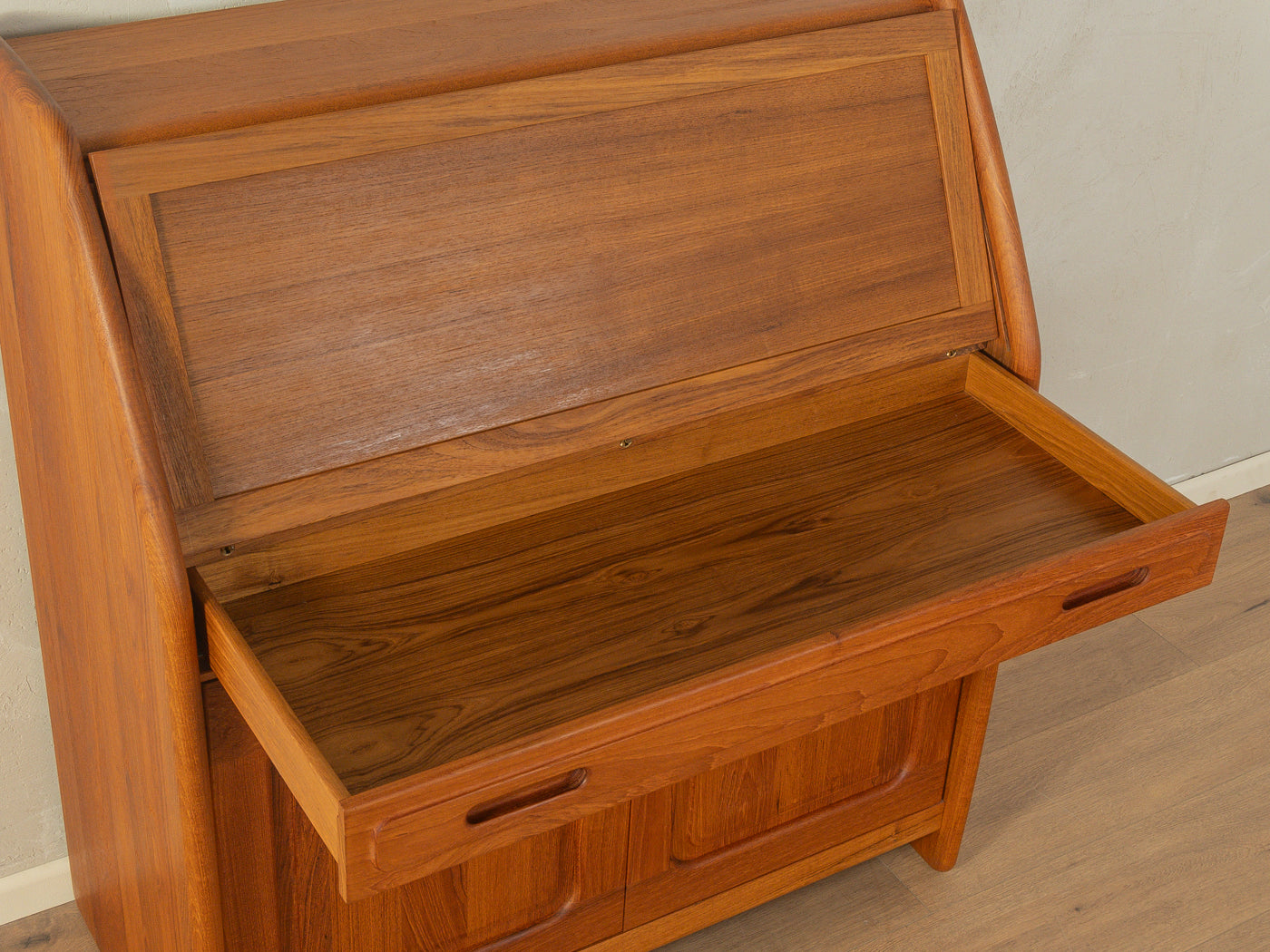 1980s bureau, Dyrlund