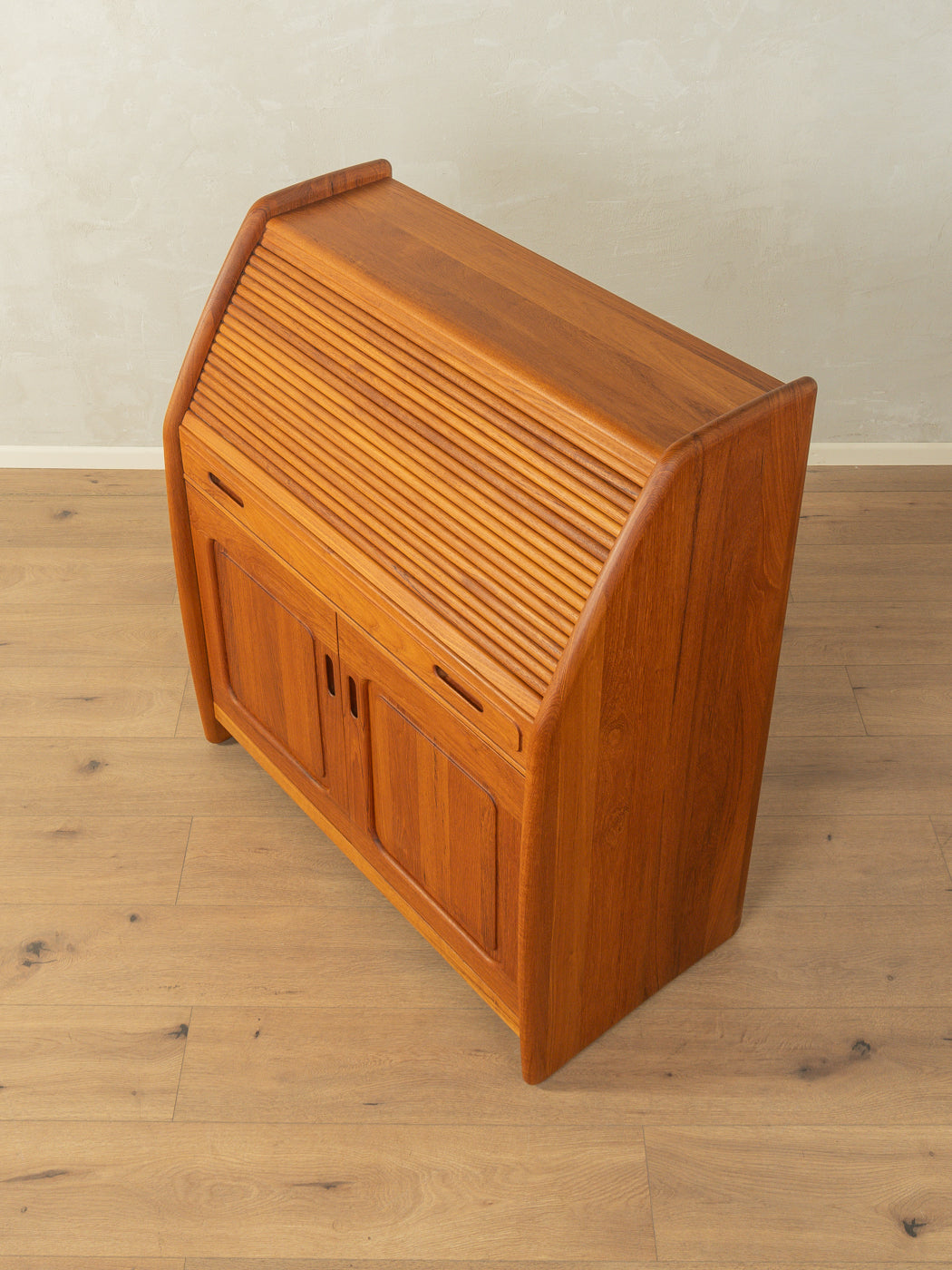 1980s bureau, Dyrlund