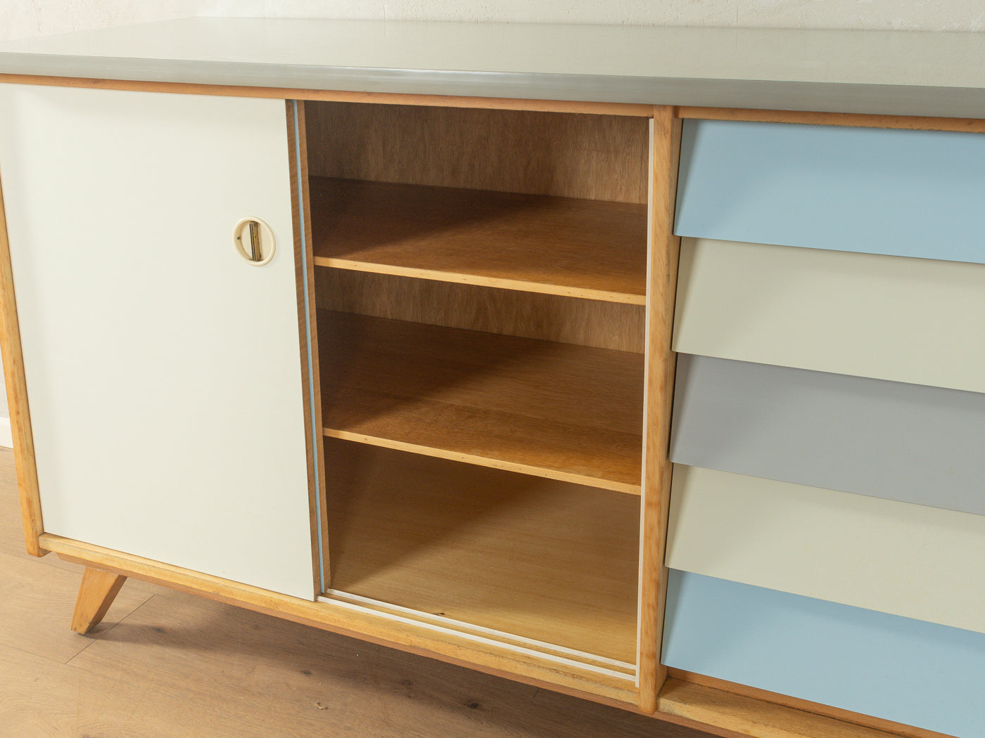 Zauberhafter 1950er Jahre Küchenschrank