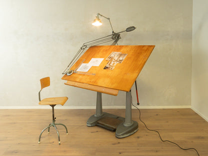 1950er Jahre Zeichentisch aus Gusseisen mit verstellbarem Zeichenbrett und Lampe von Nestler