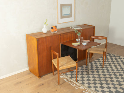 Einzigartiges Klappbett mit integrierter Tischplatte aus Teak Furnier und zwei Stühlen in modernem Wohnraum