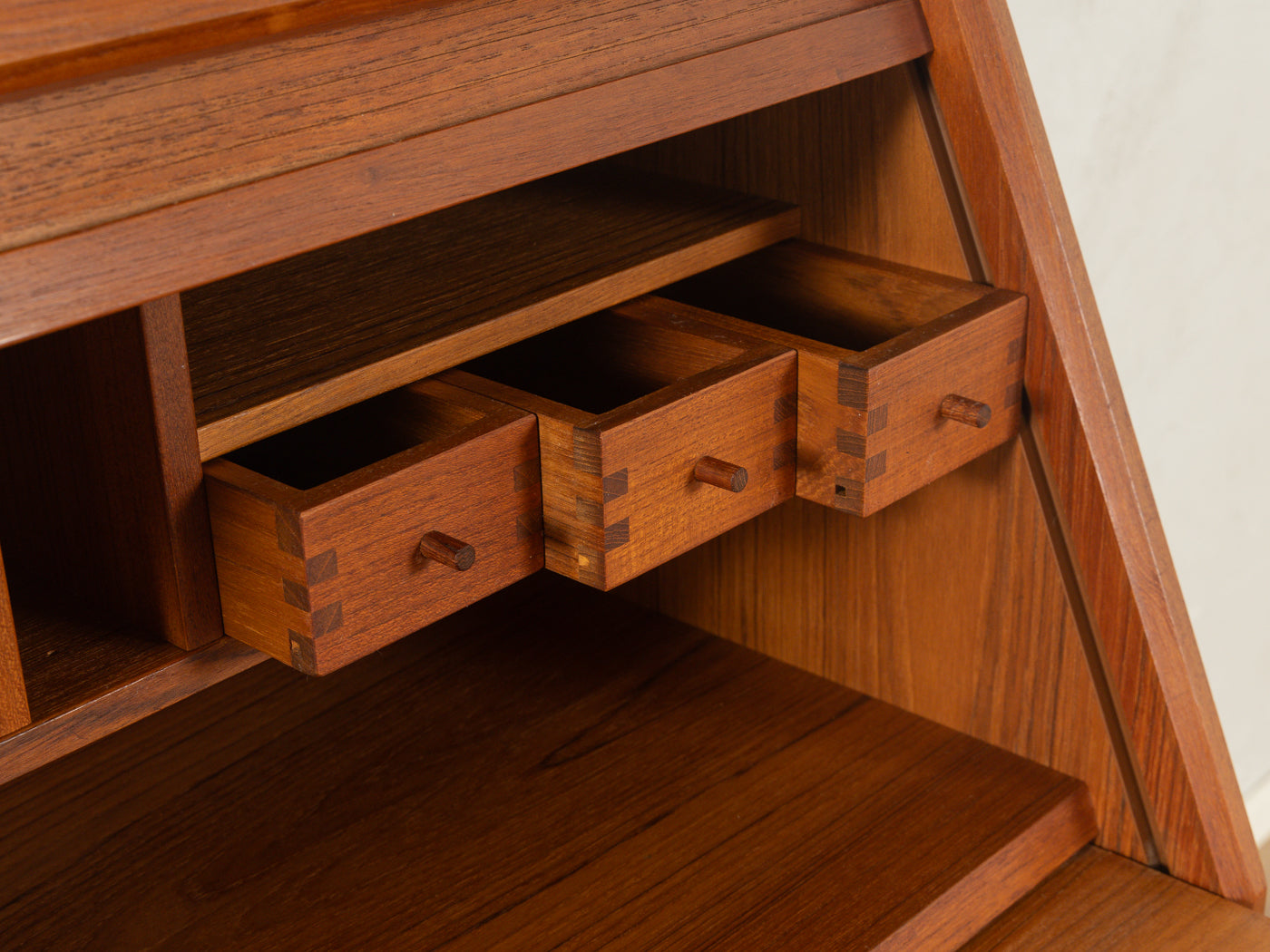 1980er Jahre Sekretär, Dyrlund