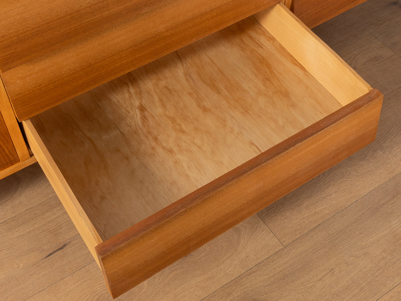 Asymmetrischer Schreibtisch im Mid-Century-Stil - Bild 14