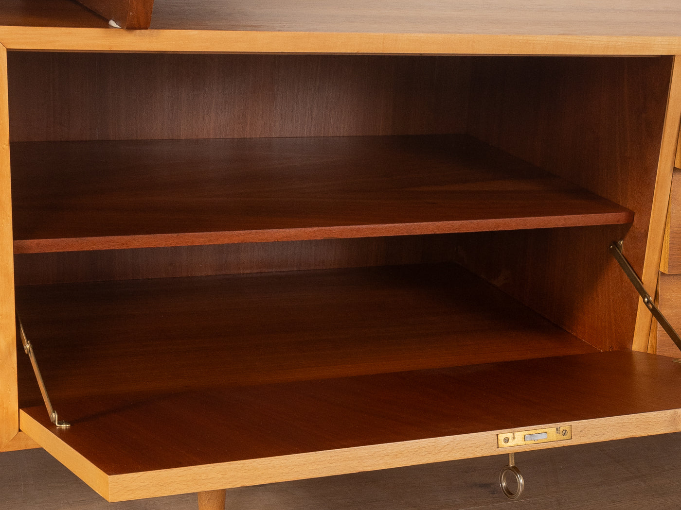 Asymmetrischer Schreibtisch im Mid-Century-Stil - Bild 18