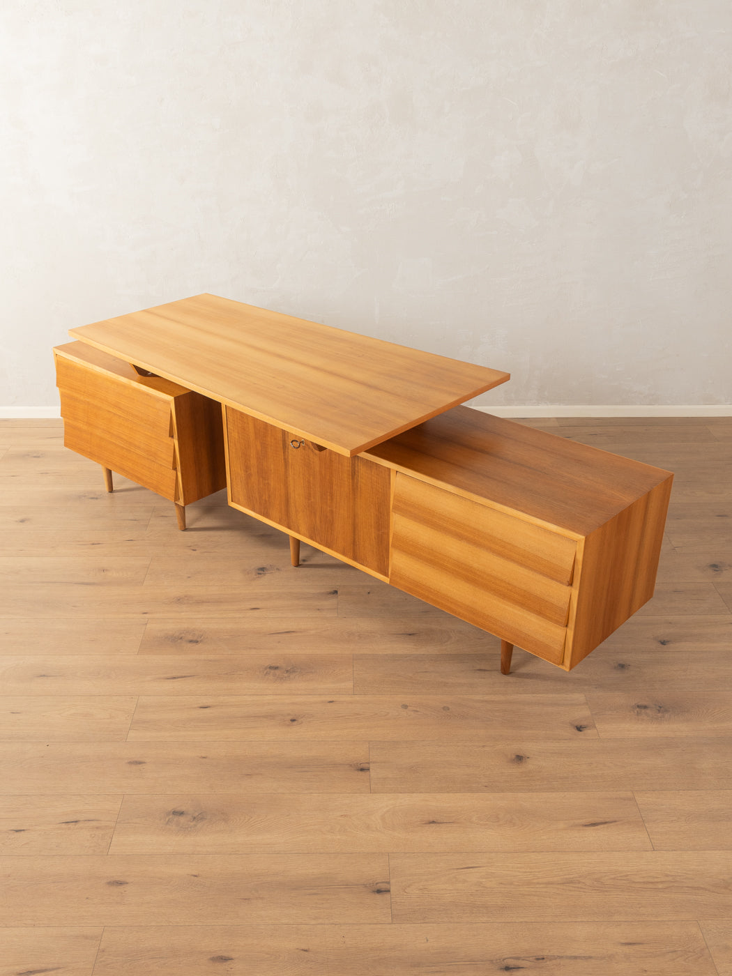 Asymmetrischer Schreibtisch im Mid-Century-Stil - Bild 11