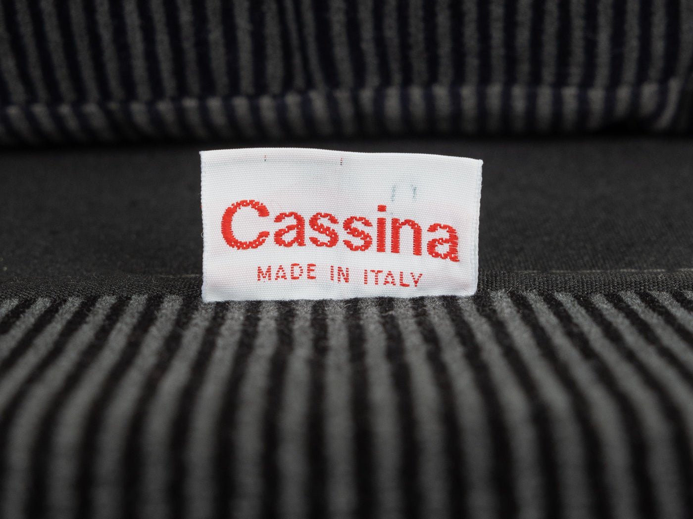 "675 MARALUNGA" Sofa, Vico Magistretti, Cassina - Mid Century Friends - Vintage - Retro - Mid Century