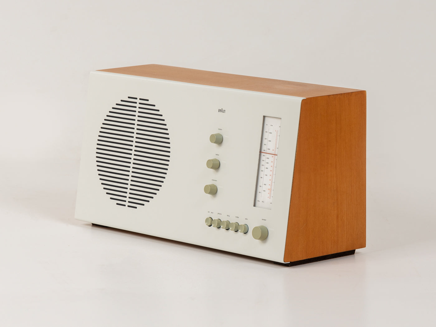 BRAUN RT 20 Tischradio von Dieter Rams mit Holzgehäuse und weißer Metallfront, Designklassiker 1961